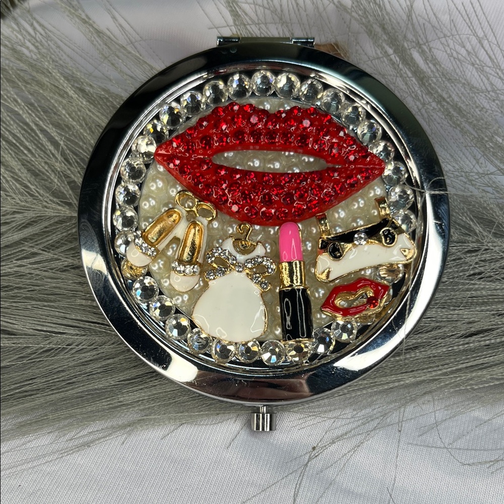 SILVER RHINESTONE COMPACT MIRROR ENAMEL LIPS DECOR